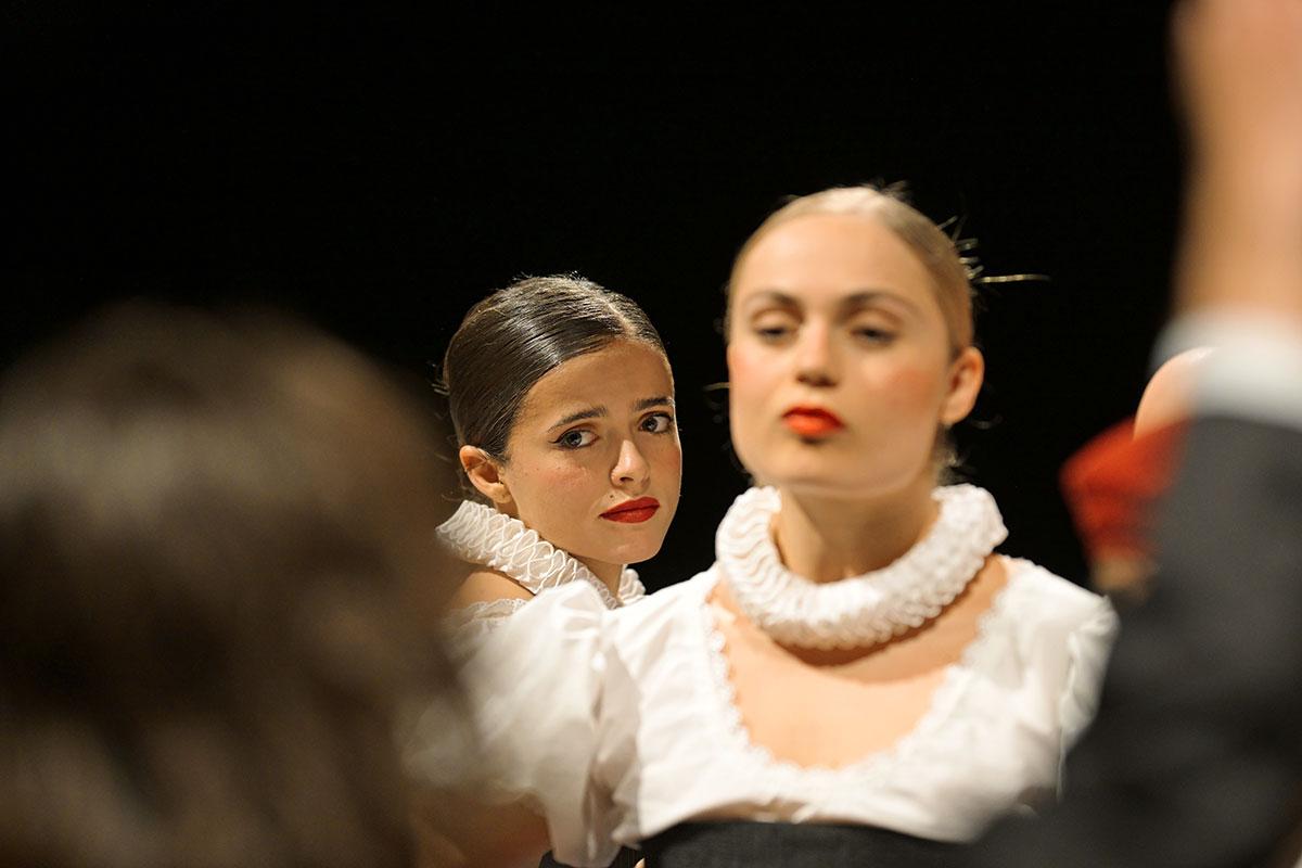 Liebesgeflechte Nowhere, now here.